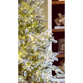 Albero di Natale Rockefeller Slim Innevato di Salvatore Izzo H210 cm Ultra Realistico Total PE 2200 Led con Tronco Incluso