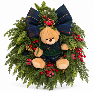 Lenas Blumen vor der Tür mit Kuhglocken und Weihnachtsdekoration