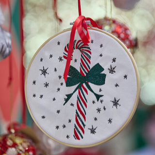 EDG Enzo De Gasperi Set mit 2 Weihnachts-Stickmedaillon-Dekorationen, D22 cm