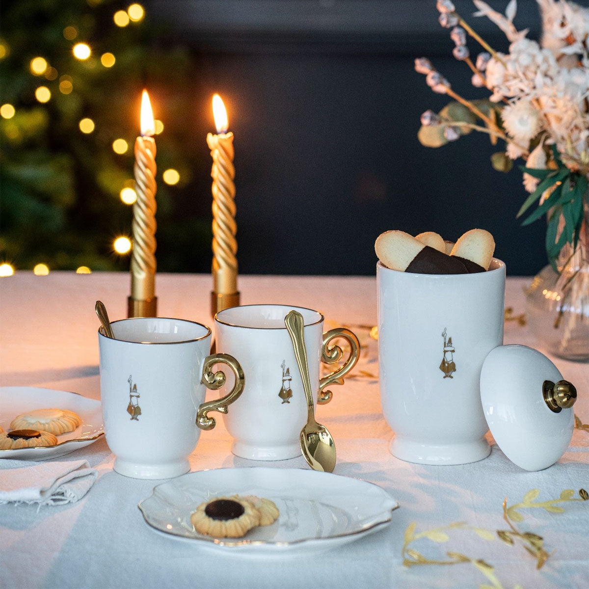 Set di 2 tazze da caffè color oro con piattino in metallo, portabicchieri, coperchio e vassoio - Italia Set di 2 tazze da caffè color oro con piattino in metallo, portabicchieri, coperchio e vassoio - Italia