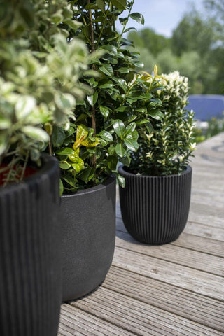 Capi Europe Ball Groove Pflanzvase, Schwarz, H35 x T34 cm, aus recyceltem PE