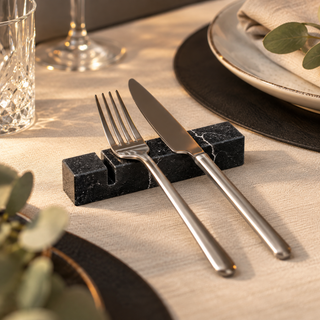The Joys Besteckablage aus schwarzem Marmor mit Besteck