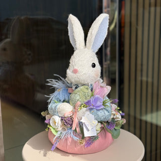 Lenas Blumen-Tafelaufsatz mit Rosen, Hortensien und Kerze