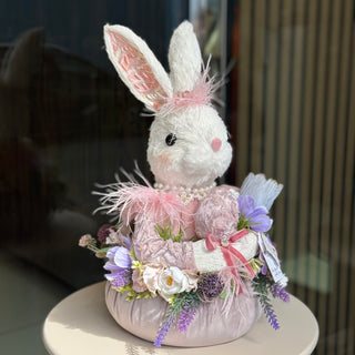 Lenas Blumen-Tafelaufsatz mit Rosen, Hortensien und Kerze