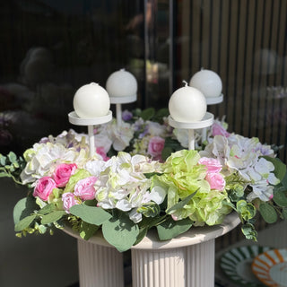 Lenas Blumen-Tafelaufsatz mit Rosen, Hortensien und Kerze