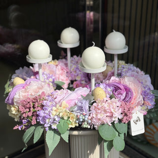 Lenas Blumen-Tafelaufsatz mit Rosen, Hortensien und Kerze