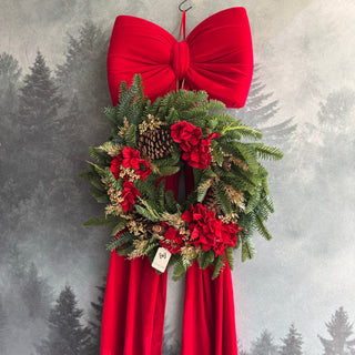 Lenas Blumen vor der Tür mit Kuhglocken und Weihnachtsdekoration