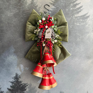 Lenas Blumen vor der Tür mit Kuhglocken und Weihnachtsdekoration