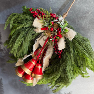 Lenas Blumen vor der Tür mit Kuhglocken und Weihnachtsdekoration