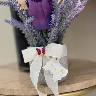 Lenas Blumen-Tafelaufsatz mit Rosen, Hortensien und Kerze