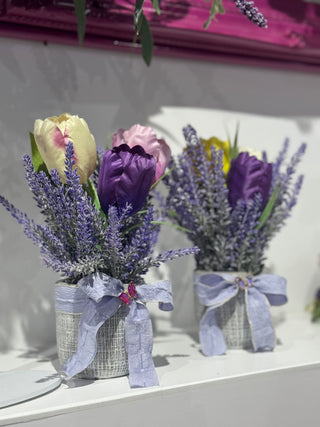 Lenas Blumen-Tafelaufsatz mit Rosen, Hortensien und Kerze