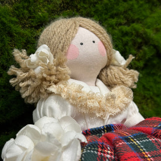 Muñeca Sara's Idea con vestido escocés Alt. 20 cm