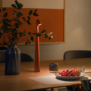 Lámpara de mesa recargable de aluminio rojo Margot
