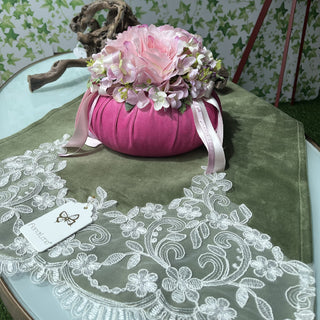 Fiori Di Lena Runner in Velluto Verde con Pizzo Floral 145x40 cm