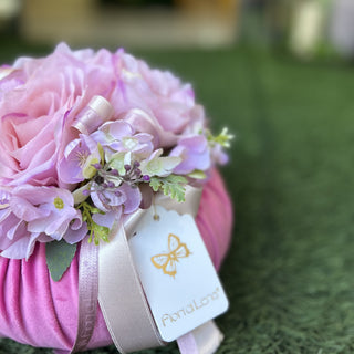 Puf Fiori Di Lena de terciopelo rosa con rosas y hortensias