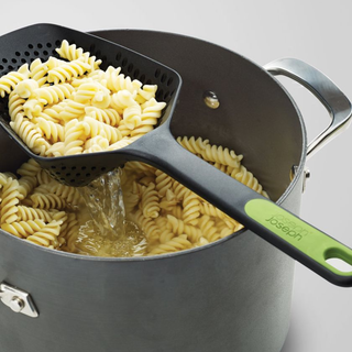 Joseph Joseph Scoop™ Plus Scolapasta Nero