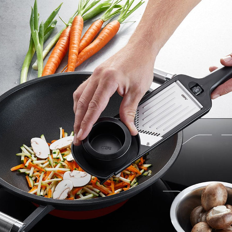 Gefu Violi 2.0 verstellbare V-förmige Julienne-Mandoline mit Edelstahlklinge