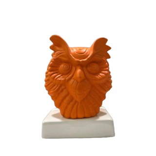 Amagè Statua Gufo in Ceramica H22 cm Arancio con Base Bianca