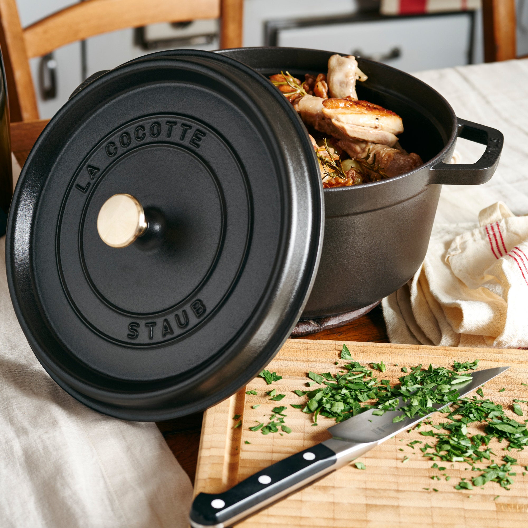 Staub La Cocotte 24cm rotondo, con cestello vapore, nero Staub La Cocotte 24cm rotondo, con cestello vapore, nero
